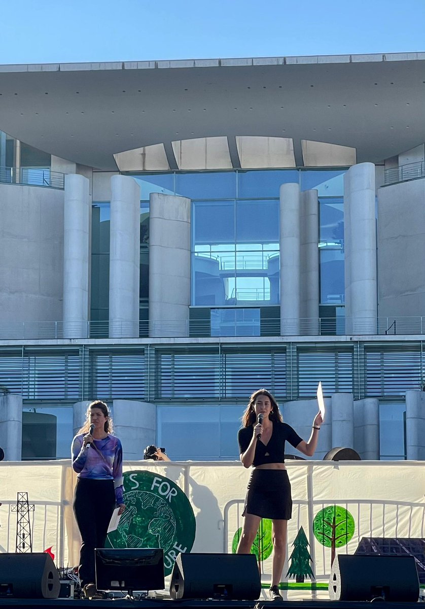 „Was bringt es uns, dass die Schuldenbremse 2025 eingehalten werden soll, wenn gleichzeitig unsere Brücken einstürzen, unsere Wälder verbrennen, unsere Städte überfluten und immer mehr Menschen sterben?Das hat mit Generationengerechtigkeit nichts zu tun!“