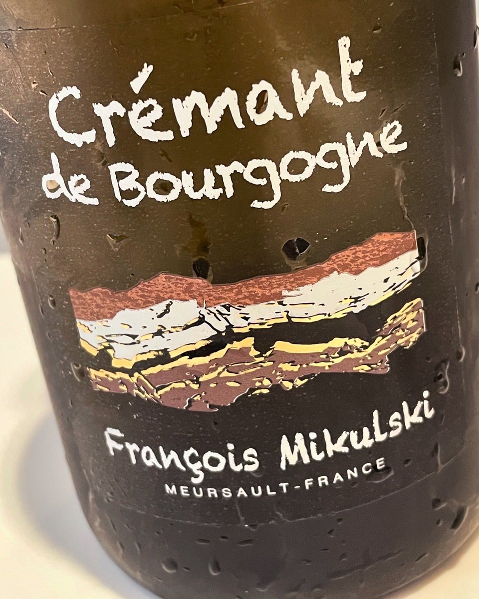 Crémant de Bourgogne - François Mikulski
Mezcla de Chardonnay (41%), Pinot Noir (37%), Aligoté (15%) y Gamay (7%). Notas frescas de manzana verde y flores en nariz, con sabores cítricos y un toque de almendra en boca. Fresco y complejo . Delicioso