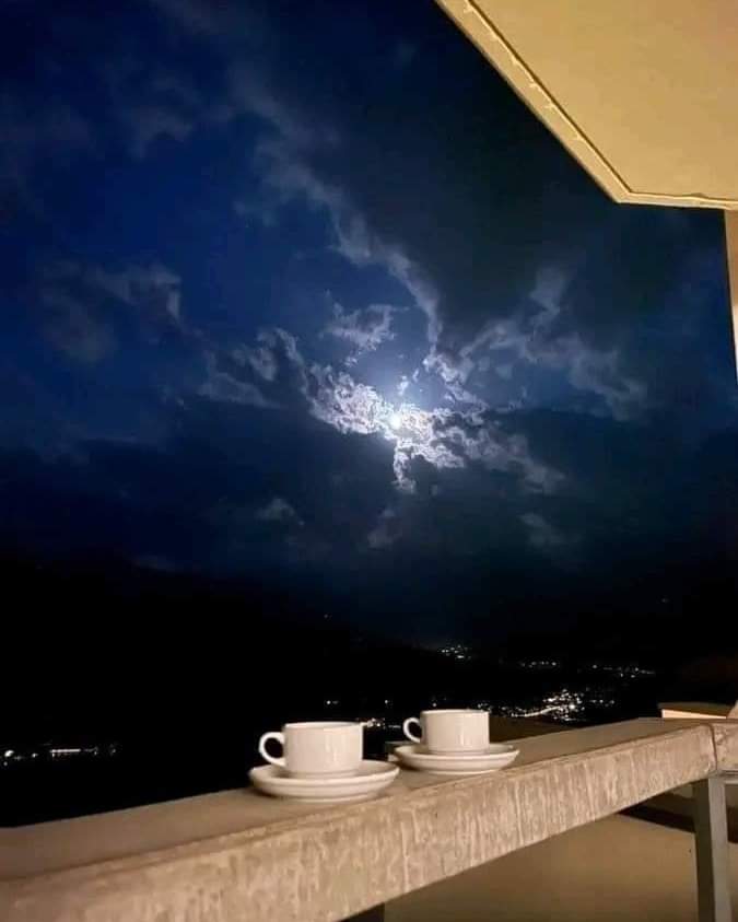 "قومٌ إذا جالستهم
يبرد الفنجان ويدفأ قلبي."💛