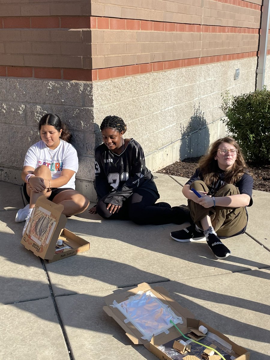 MannerClass's tweet image. Solar S’mores for the win today! We had so much fun building our solar ovens and melting our s’mores! @WSMSwolves #WeAreWentzville