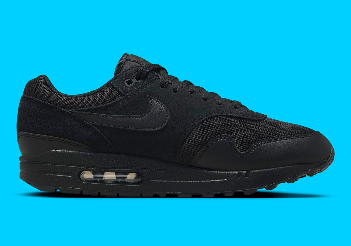 all black nike air max 1