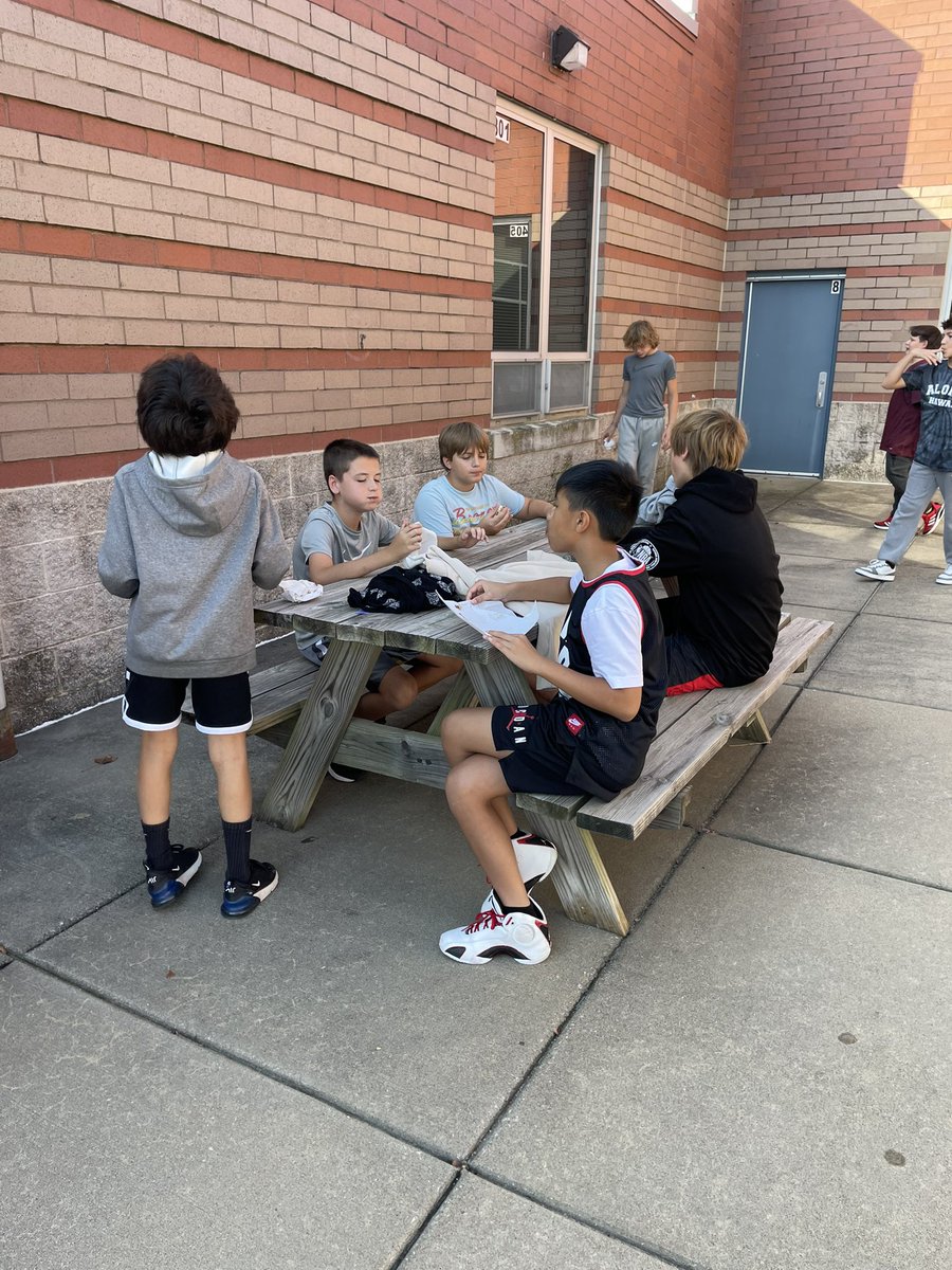 MannerClass's tweet image. Solar S’mores for the win today! We had so much fun building our solar ovens and melting our s’mores! @WSMSwolves #WeAreWentzville