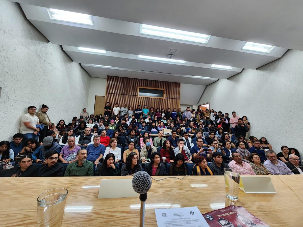 somosredes's tweet photo. A pesar de las dificultades y adversidades, como estudiantes retomamos el compromiso para seguir abriendo la universidad al pensamiento crítico. 
Esperamos  que lo hayan disfrutado tanto como nosotras y nosotros. 
¡Gracias a @paezvarela y @alvaro_delgado ! https://t.co/gfBn8x8Ffr