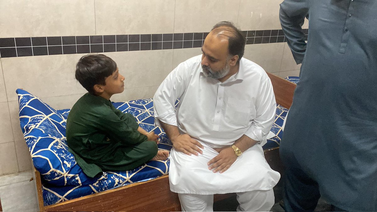 QasimAliShah81's tweet photo. صوبائی وزیر سماجی بہبود و ترقی نسواں اور زکوۃ و عشر سید قاسم علی شاہ کا اچانک اسٹیٹ چلڈرن کے لئے قائم زمونگ کور کا دورہ۔ زمونگ کور پہنچنے پر اسٹاف نے صوبائی وزیر کا استقبال کیا۔ صوبائی وزیر نے زمونگ کور کے مختلف شعبوں کا معائنہ کیا۔
#PK81 #SQAS #ZamungKor https://t.co/i5WrRmCvEZ