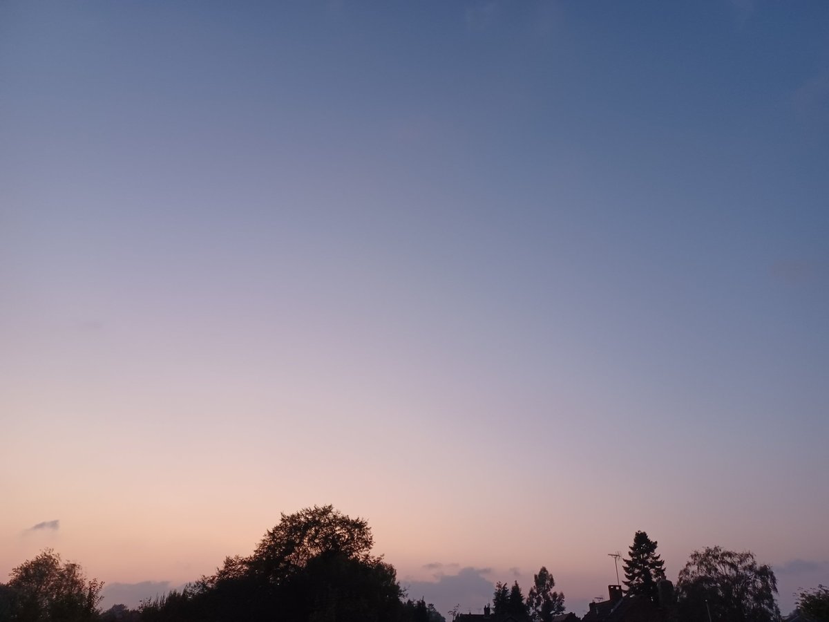 A gentle glow tonight, nice silhouette though 😁 Let me know hiw you're doing, hope it's been a good day 🤓