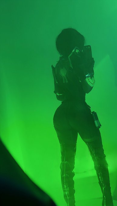 viper cosplay tease ? https://t.co/99Zt0Go4pU