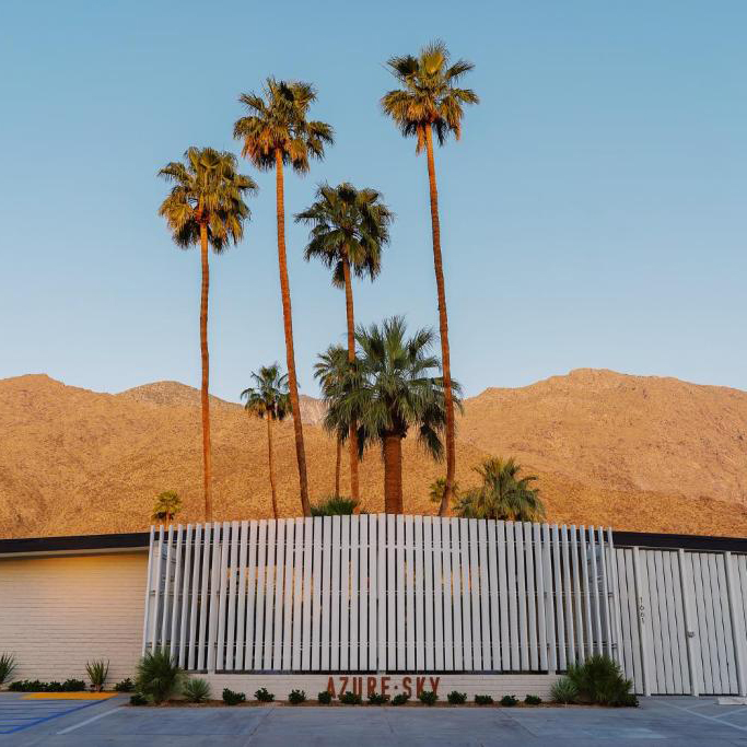 motiquetravel's tweet image. Reimagined as a luxury Motique®, Azure Sky in Palm Springs, CA remixed midcentury modern with an eye toward desert luxury.
. 
📸: Azure Sky Website
. 
#motique #palmsprings #midmod #midcenturymodernfurniture #desertluxury