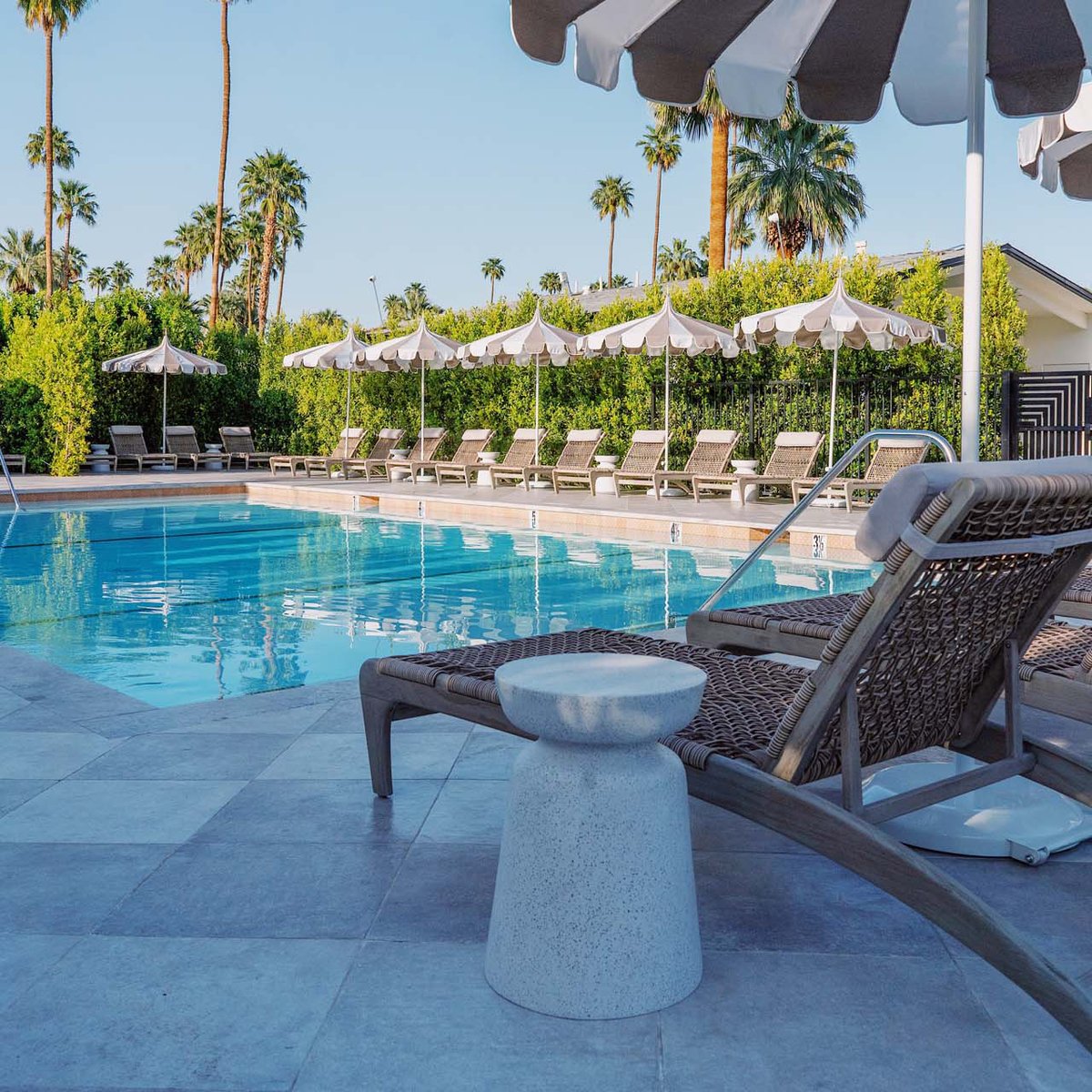 motiquetravel's tweet image. Reimagined as a luxury Motique®, Azure Sky in Palm Springs, CA remixed midcentury modern with an eye toward desert luxury.
. 
📸: Azure Sky Website
. 
#motique #palmsprings #midmod #midcenturymodernfurniture #desertluxury