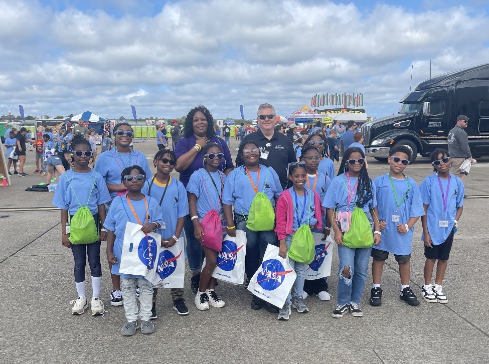 drjcotton's tweet photo. So excited to see our ⁦@cpschoolsva⁩ 5th graders enjoying the ⁦@NASOceana⁩ STEM Air Show today! Thanks to Vice Chair, Tom Mercer, for joining us! https://t.co/t7uYGTTDoY