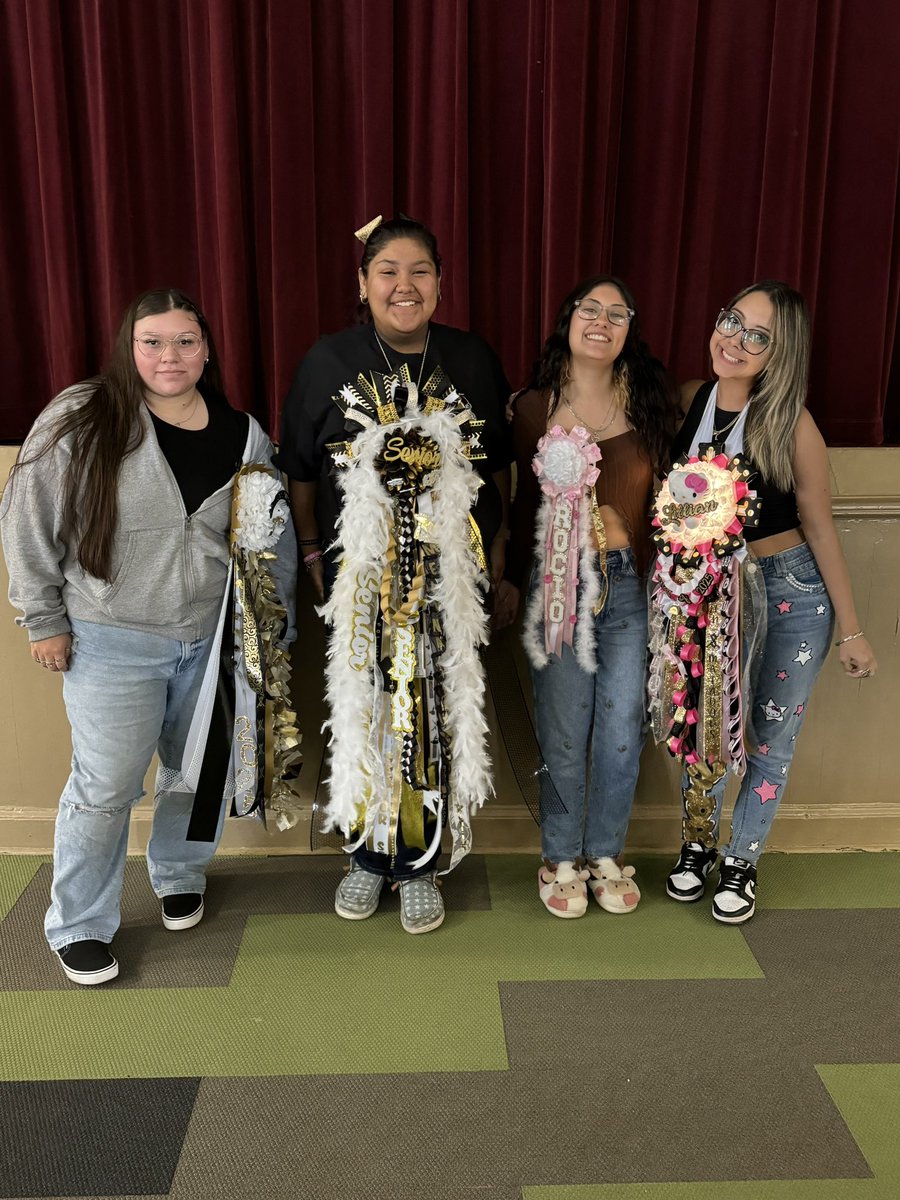 MBLC_SISD's tweet photo. Homecoming!! 💛🖤 #MBLCStrong @SeguinISD https://t.co/lPZV449H3Z