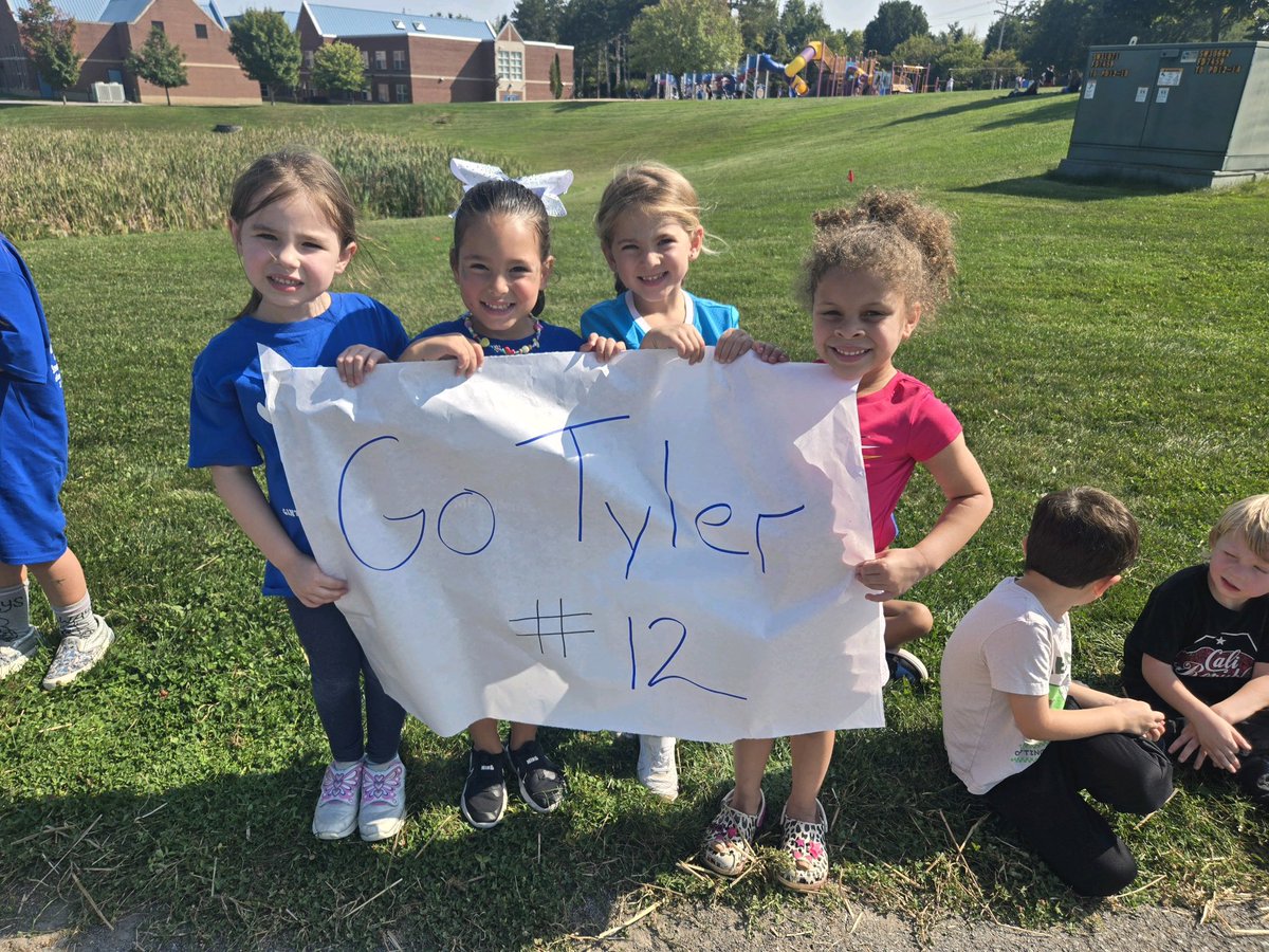 BCSDBlueDevils's tweet image. @bportfootballl @BrockportCheer1 parade through @BCSDGinther 

#LetsGoBlueDevils 🔵⚪️