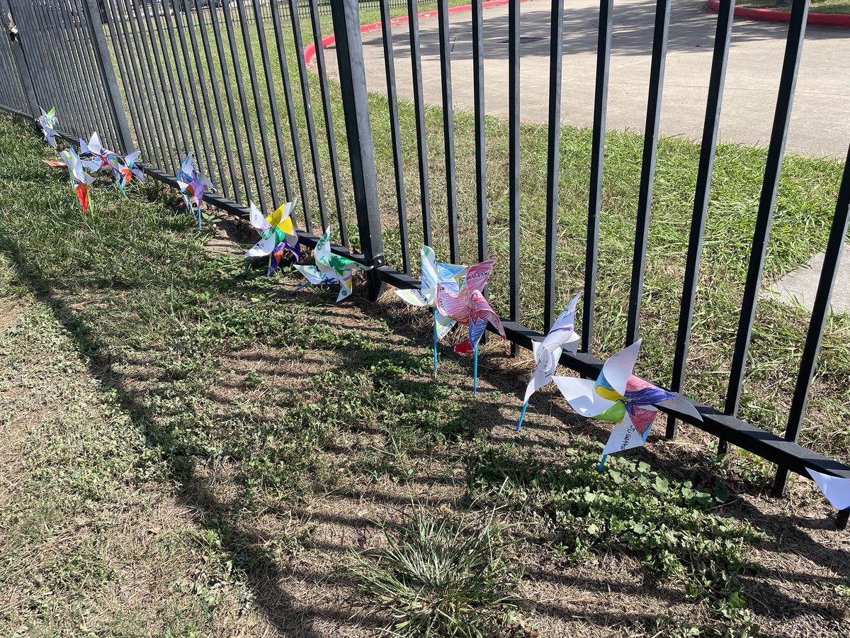 ShadowOaksOwls's tweet photo. For #InternationalDayOfPeace our wonderful art teacher, Ms. Shepherd created pinwheels with our scholars! @SBISD @ShepherdStudio @jennifer_blaine @MJenParker https://t.co/TObdUYDRH6