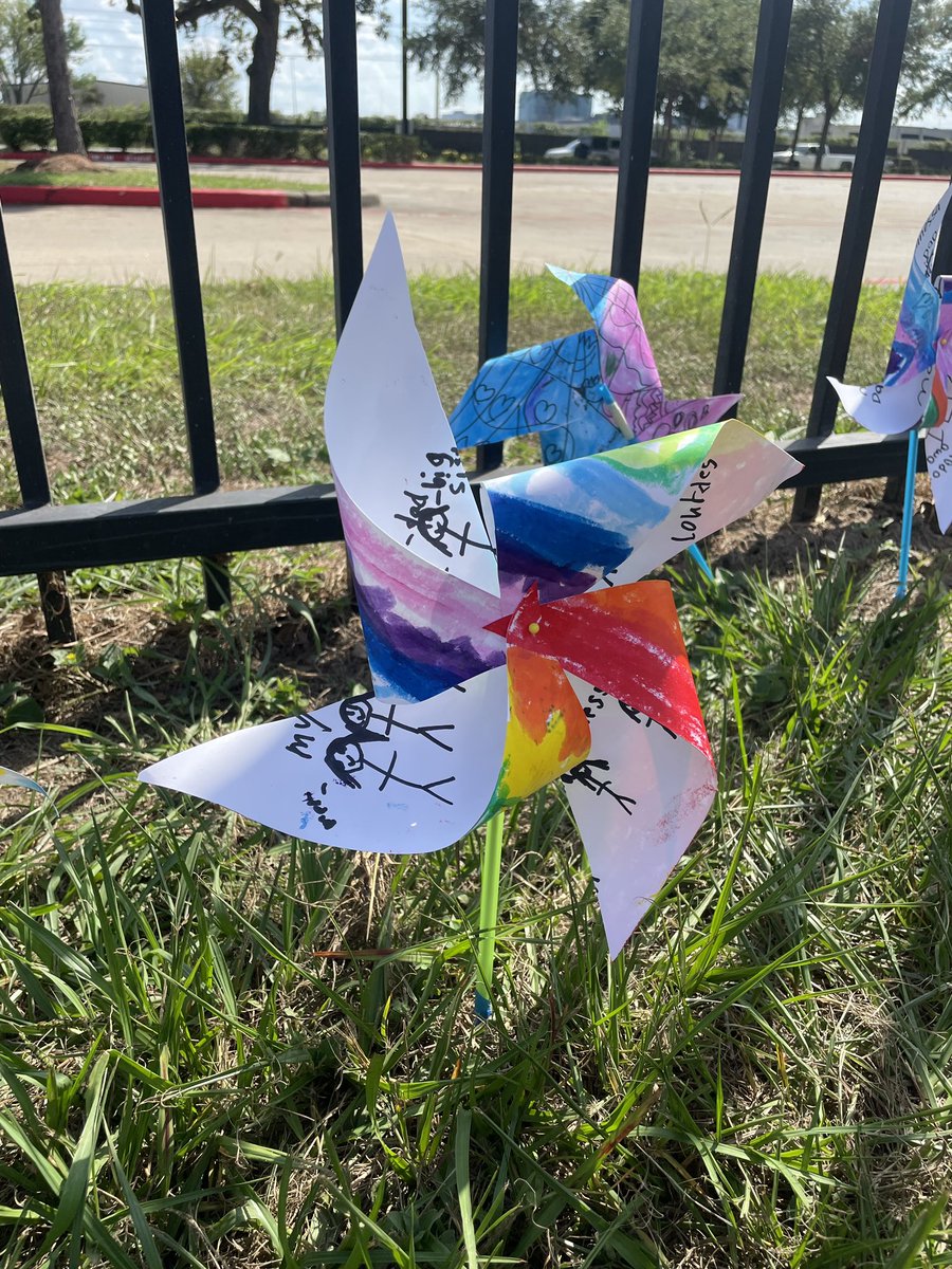 ShadowOaksOwls's tweet photo. For #InternationalDayOfPeace our wonderful art teacher, Ms. Shepherd created pinwheels with our scholars! @SBISD @ShepherdStudio @jennifer_blaine @MJenParker https://t.co/TObdUYDRH6