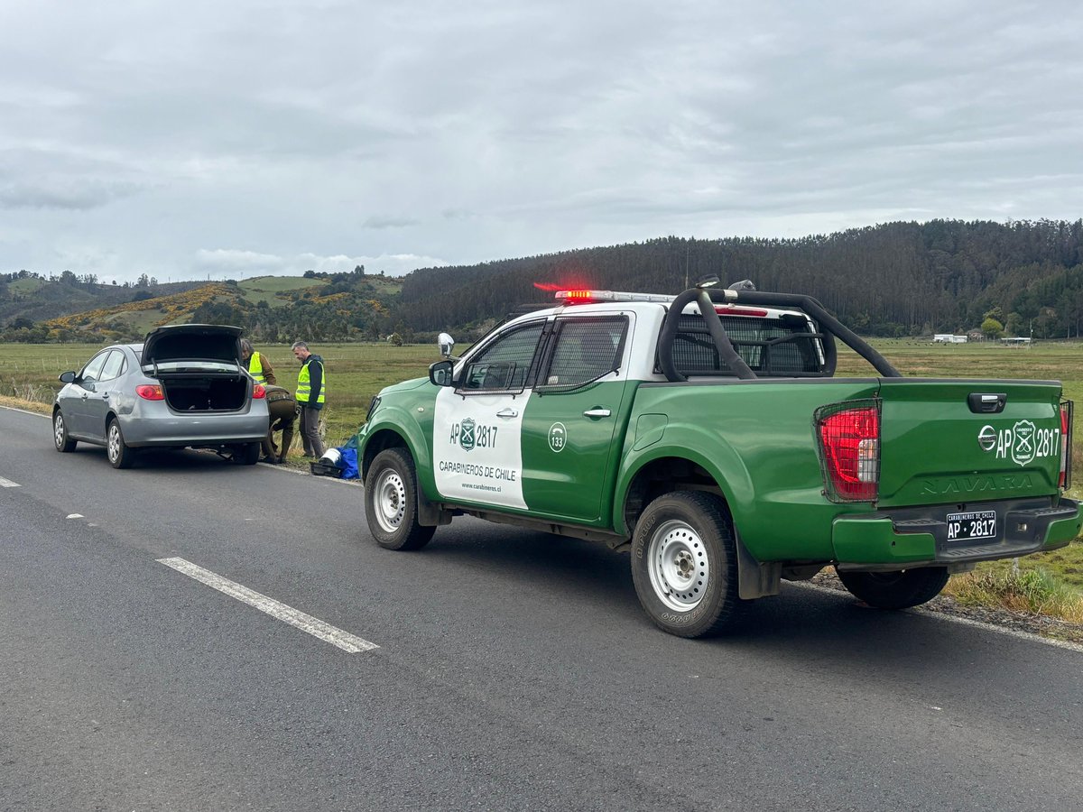 CarabAraucania's tweet image. Siempre dispuestos para ayudar a la ciudadanía, Carabineros de la Subcomisaría #Carahue que realizaban servicios preventivos por #FiestasPatrias auxilian a una familia que quedó en panne colaborando en el cambio de un neumático para que continúen su trayecto. #OrdenyPatria