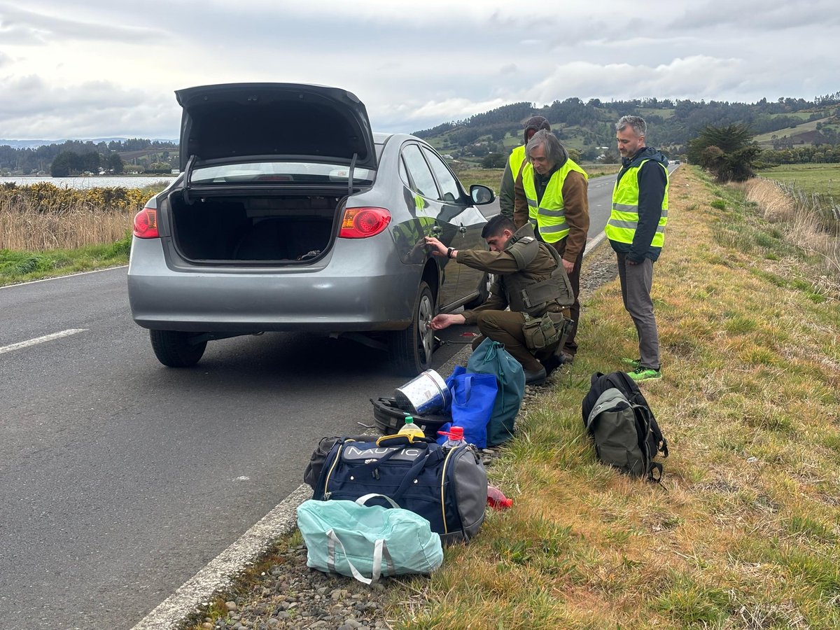 CarabAraucania's tweet image. Siempre dispuestos para ayudar a la ciudadanía, Carabineros de la Subcomisaría #Carahue que realizaban servicios preventivos por #FiestasPatrias auxilian a una familia que quedó en panne colaborando en el cambio de un neumático para que continúen su trayecto. #OrdenyPatria