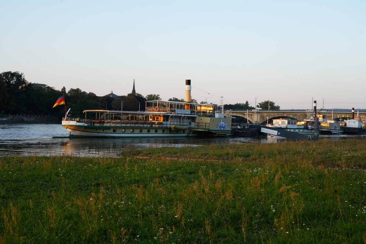 Forstler1's tweet image. Abend an der Elbe in #Dresden. Das #Hochwasser ist deutlich gesunken. Die #Carolabrücke steht noch, die Trümmer im Strom hielten stand. Wenn das Wasser weiter gesunken ist, geht es an Abriß der Trümmer von Strang C, was nach Plan etliche Wochen dauern wird. Was wird mit B und A?