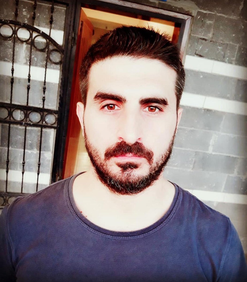 DemirFerit62's tweet photo. Caniler, Diyarbakır'ın Çermik ilçesinde bir öğretmeni katletmiş.
İlçede Felsefe Öğretmeni olarak görev yapan 2 çocuk babası  Özgür Ekinci'nin cansız bedeni  başından vurulmuş halde yol kenarında bulundu. Katil ya da katillerden hala iz yok... Umarım katiller tez zamanda bulunur. https://t.co/8onLZ97AKL