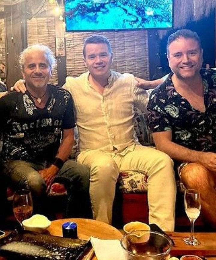 Vulgarcito15's tweet photo. El cantante fracasado, el periodista cornetero y el vago cafiche. Vomitivo https://t.co/Y0o7CZHKet