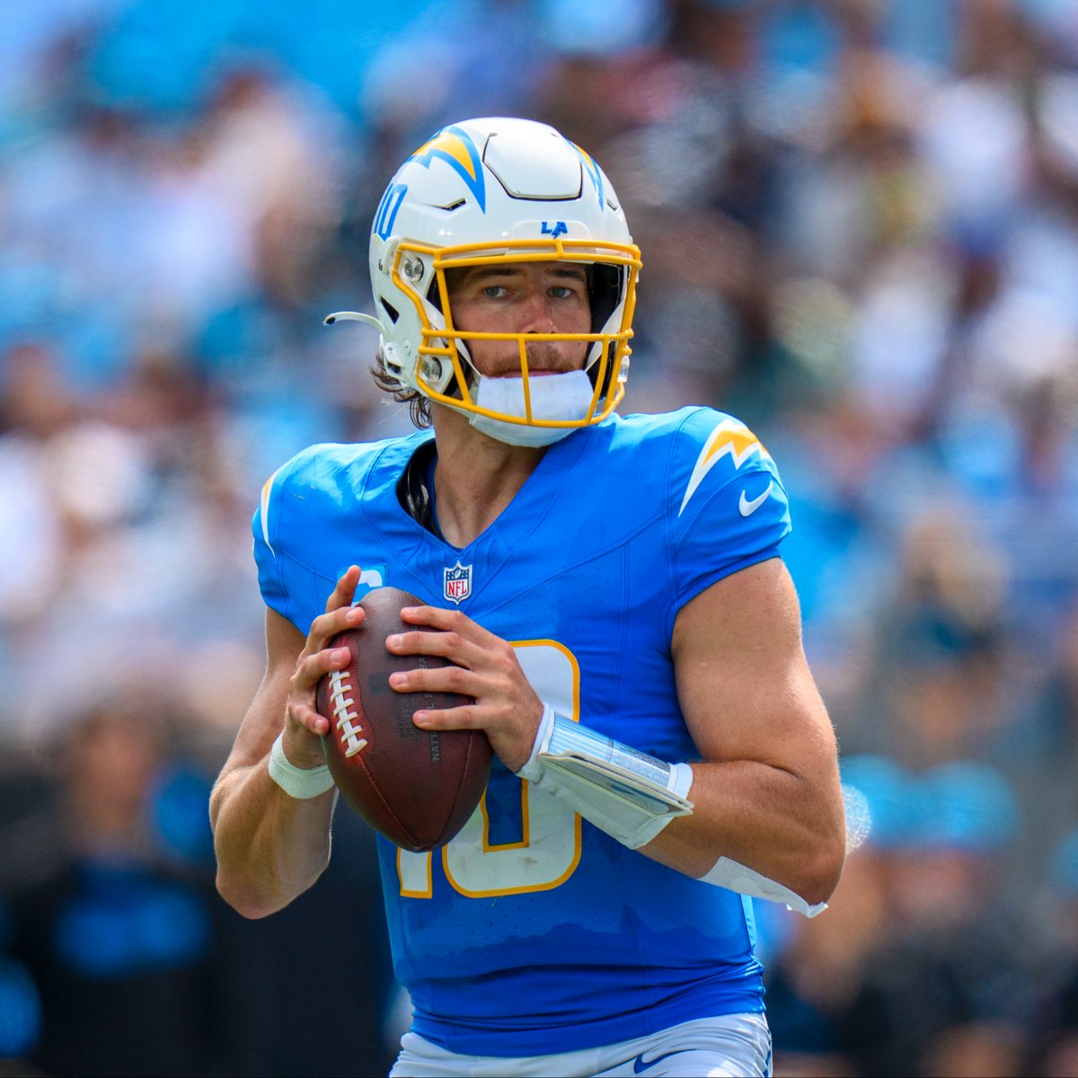 NFLUKIRE's tweet image. Two undefeated teams go head-to-head on Sunday, but who will improve to 3-0? 👀

❤️ = @steelers 
🔁 = @chargers