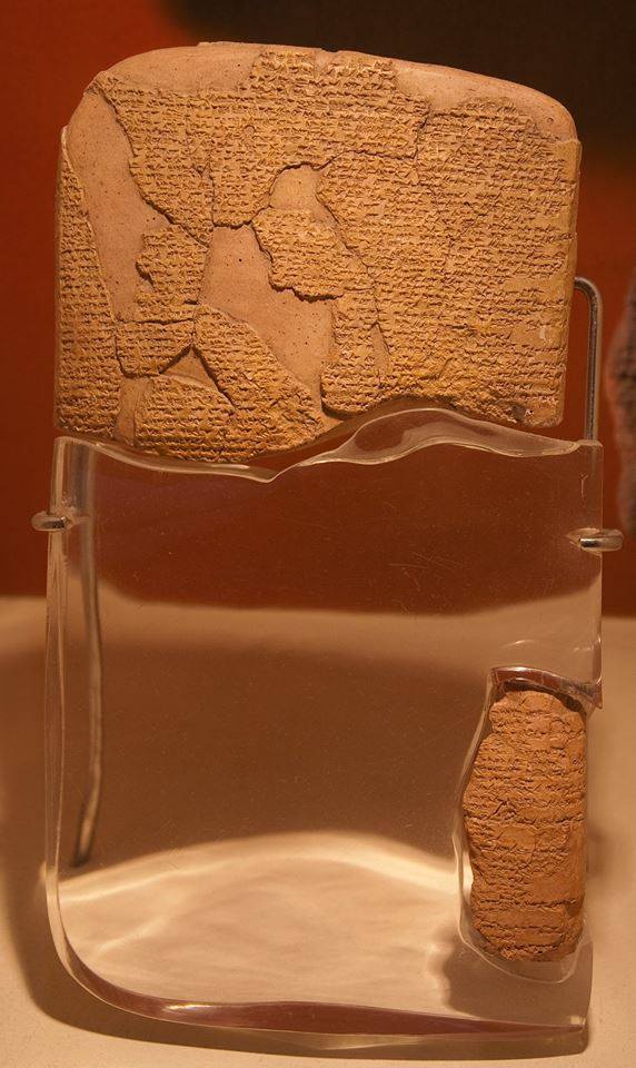 Per la #GiornataInternazionaledellaPace il più antico trattato di pace noto, quello tra Egizi e Ittiti siglato nel 1259 a.C. dopo la battaglia di Qadesh da Hattusili III e Ramesse II. In foto la versione ittita, una tavoletta d'argilla dagli archivi reali di Ḫattusa