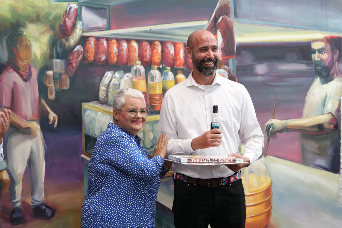 FILCoahuila's tweet photo. Gracias a Canadá y a Mark Vazquez - Mackay por la entrega del mural realizado durante la FIL de Coahuila. 🇨🇦

#LeeresdeGigantes #FILdeCoahuila #CoahuilaPaDelante #APasosDeGigante #Coahuila #libros #Cultura #Arteaga #Canada https://t.co/SRUjVGjtPu