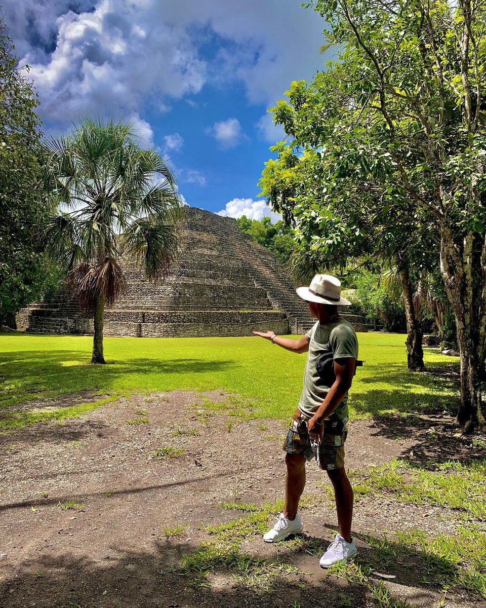 Pirámides ancestrales y abundante flora son algunas de las maravillas que la antigua ciudad de #Chacchobén, a 40 min de #Bacalar, tiene para ti. 🍃 📜

¡Visítala! 

IG: hikury_

#CaribeMexicano #TheSignatureParadise