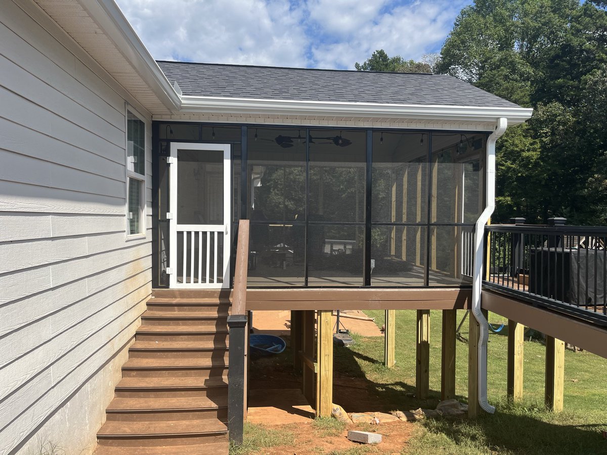 SMofGainesville's tweet image. Get ready to be thrilled with your outdoor space like never before! 🍂 Our professional team at Screenmobile will transform your porch into a screened paradise. Say hello to cozy fall evenings without the bugs! #ScreenPorch #OutdoorBliss #FallVibes