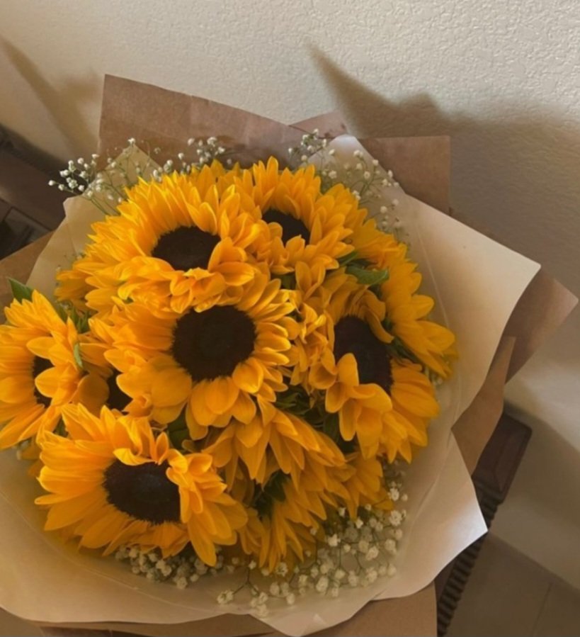 Tanto le va a costar regalarme unas flores amarillas y hacerme la persona más feliz?