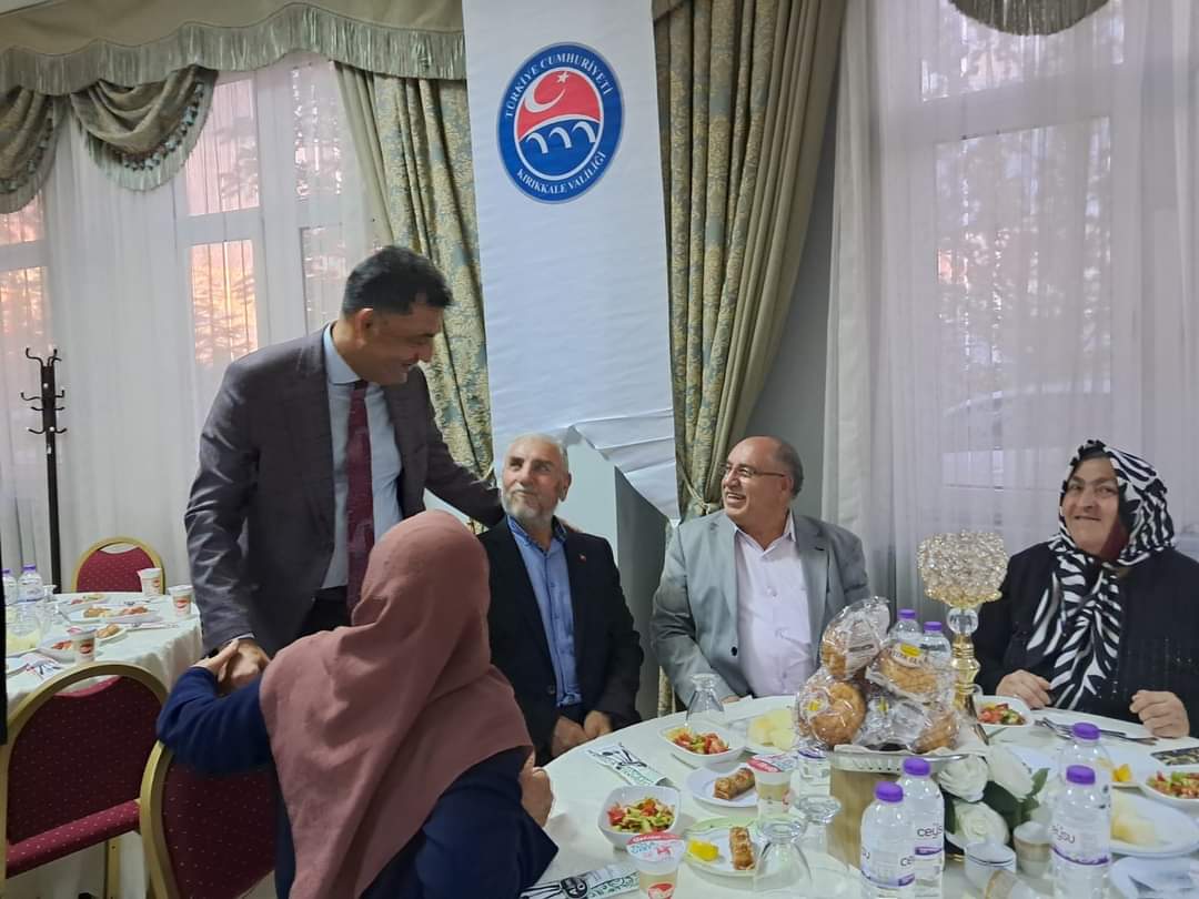 19 Eylül Gaziler Günü dolayısıyla Valiliğimizin ev sahipliğinde kahraman gazilerimiz onuruna düzenlenen yemek programında, gazilerimiz ve aziz şehitlerimizin kıymetli aileleriyle bir araya geldik.
Gazilerimize şükranlarımızı sunuyor, ahirete irtihal edenleri rahmetle yâd ediyoruz