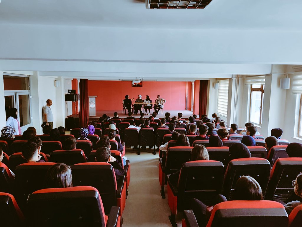 2024 mezunlarımızdan Atatürk Üniversitesi Tıp Fakültesini kazanan Saliha Yüsra Alak, Muhammed Karslı, Cemre Akgün ve Binali Yıldırım Üniversitesi Diş Hekimliğini kazanan Kübra Dayapoğlu 11 ve 12. sınıflarla YKS süreci tecrübelerini paylaştılar.
Öğrencilerimize teşekkür ederiz.