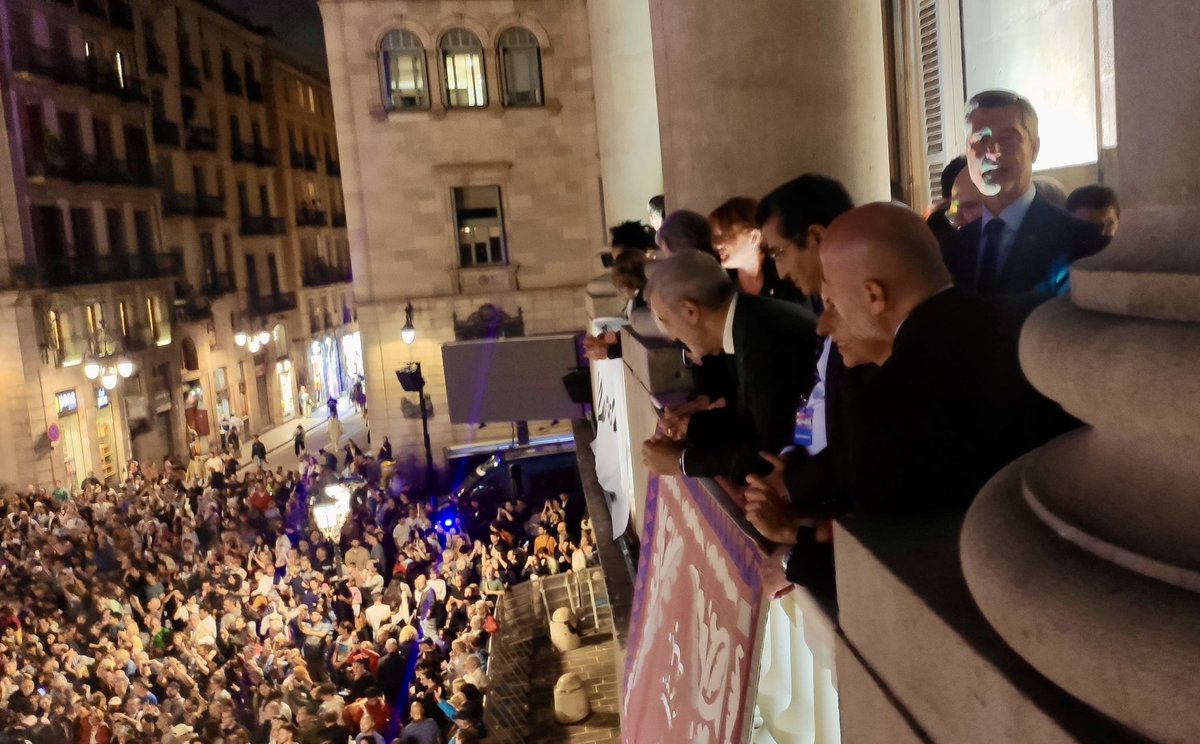 Avui #Barcelona esclata de vida amb l’inici de #LaMercè2024!

Els carrers s’ompliran de música, llum i cultura, fent vibrar cada racó de la ciutat. 

Tret de sortida amb l'alcalde <a href="/jaumecollboni/">Jaume Collboni</a> i amb la pregonera, la il•lustradora i pintora, Carme Solé.
