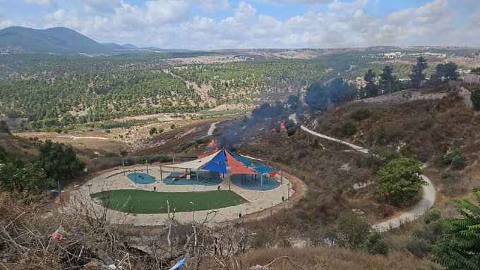 Un parque infantil fue atacado con cohetes lanzados por Hezbolá desde el Líbano. 

Lo sabíamos cuando atacaron un campo de fútbol en Majdal Shams donde jugaban niños; lo sabemos también por esta fotografía:
Hezbolá ataca deliberadamente a hombres, mujeres y niños israelíes para