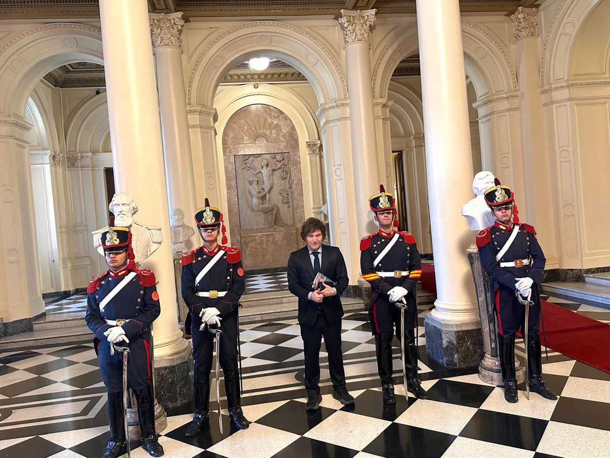 Frente a la falta de respeto y grosería de un notero de <a href="/CronicaTV/">Crónica</a> contra un Granadero, quiero expresar mi más ferviente apoyo a uno de los regimientos más importantes en la lucha por la LIBERTAD de la historia de nuestro País.
VIVA LA LIBERTAD CARAJO