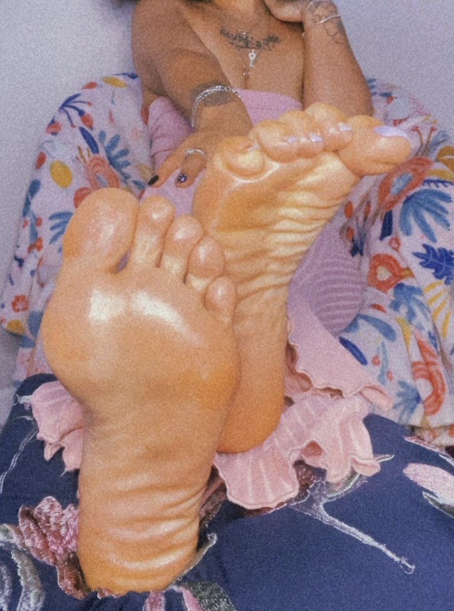 TwinkleeToezz's tweet photo. 💜🍆Sit At My Feet And Do EXACTLY As I Say💁🏽‍♀️😈 @prettypurpleped  #domme #soles #solesmodel #feet https://t.co/oWV0xu3eeQ