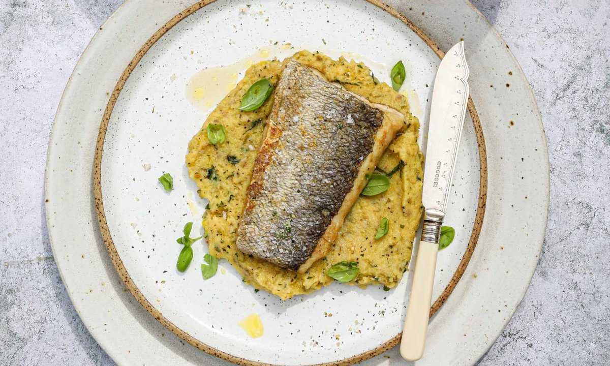 A perfect Friday dinner 🍴. 

Our Wild Garlic &amp; Basil Olives work wonderfully with this hake recipe and are complimented perfectly by the rich basil and roasted garlic polenta. 

Who's going to give it a try? therealolivecompany.co.uk/cornish-hake-w…