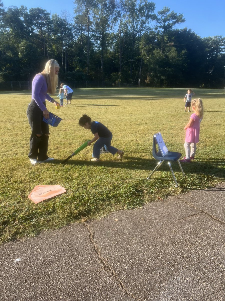 ABLawton33's tweet photo. I had a great time teaching the K4 students at Pickens Elementary how to play T-Ball! https://t.co/CNjBIewWMu