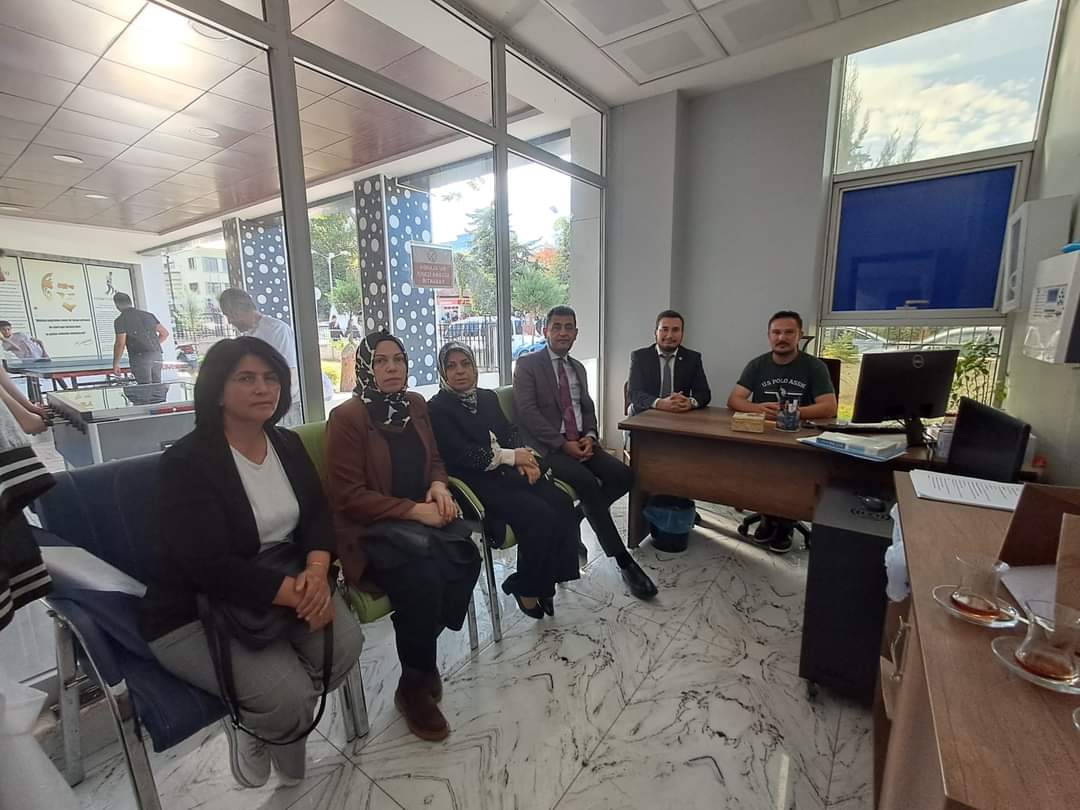 📍 Kırıkkale Gençlik Merkezi

Gazi Yasin Erciyes kardeşimizi Gençlik Merkezi'nde ziyaret ederek, bir araya geldik.

Güleryüzlü ve hoş misafirperverlikleri için Gençlik Merkezi yöneticilerimize ve genç kardeşlerimize teşekkür ediyoruz.
#akparti