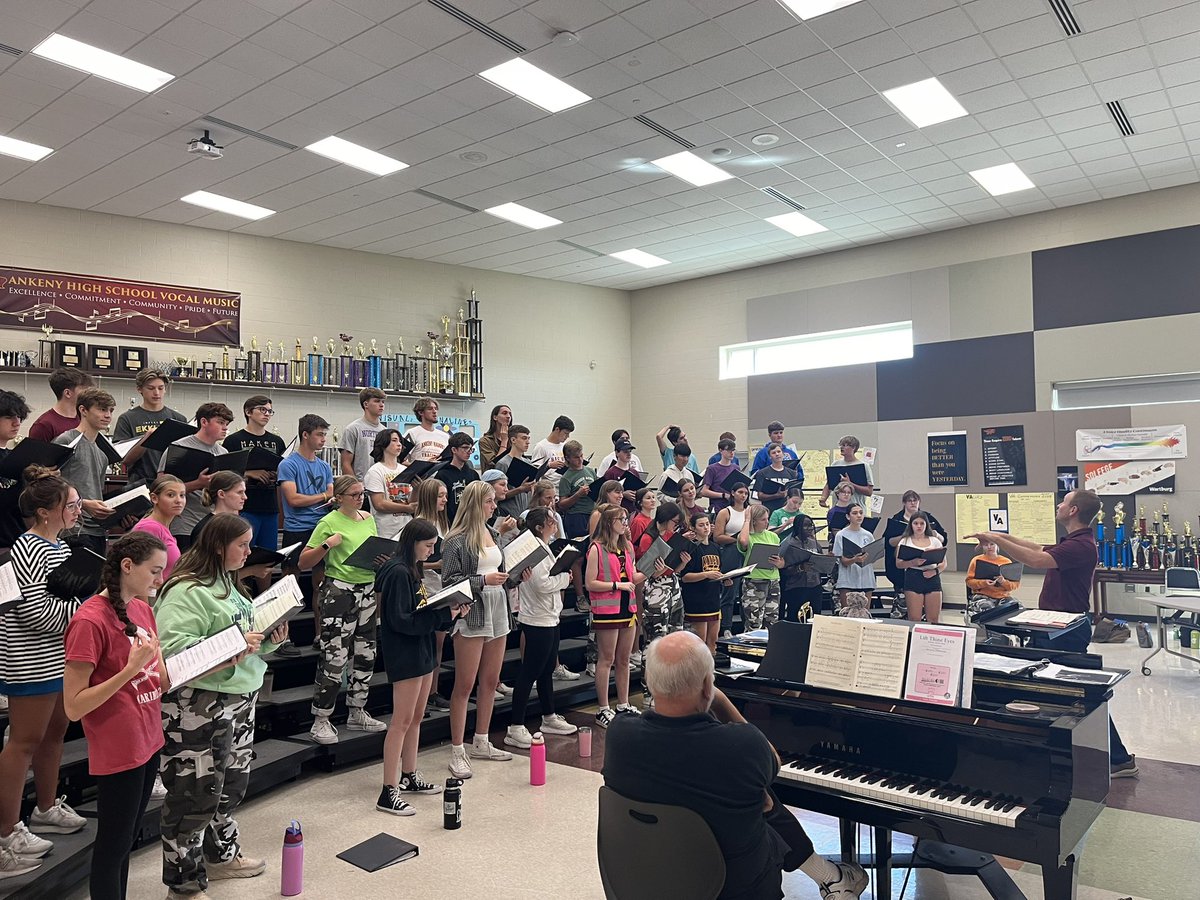 Thanks to Dr. Ryan Person from Morningside University for visiting and working with Concert Choir today. 🎶