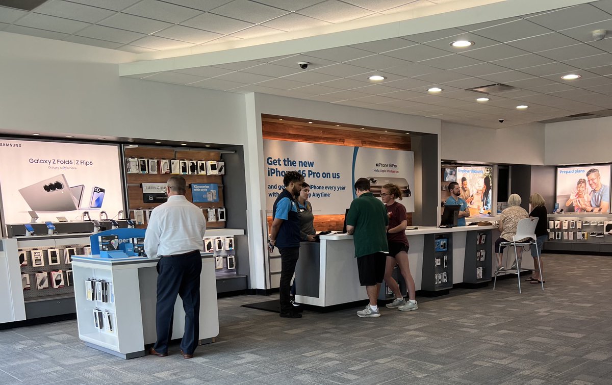 Happy 2024 iPhone Launch day!!!! Spent some time with the Regency Elite team and Money Mandarin. #OneFLA #LifeAtATT #ItsAFloridaThing