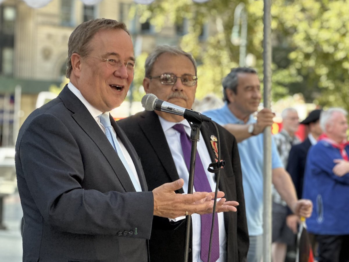 ArminLaschet's tweet photo. Gerade jetzt ist die Pflege der 🇺🇸🇩🇪-Beziehungen wichtig. Freue mich in diesem Jahr als „Grand Marshal“ unser Land bei der traditionellen #Steubenparade in New York vertreten zu dürfen. Musik- und Traditionsvereine vom Bodensee und aus Hessen, Karnevalsgarden aus Köln und aus Cottbus zeigen die Vielfalt Deutschlands. Heute Begrüßung auf dem Foley-Square, morgen die große Parade auf der 5th Avenue