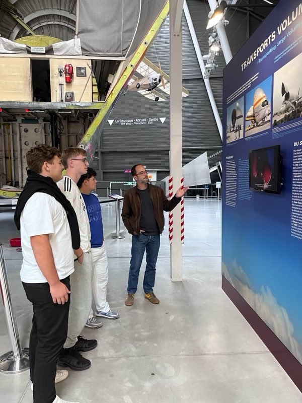 Échange franco-allemand dans le cadre du programme européen <a href="/pro_tandem/">🇩🇪 ProTandem 🇫🇷</a> : les élèves ont visité <a href="/Airbus/">Airbus</a> et <a href="/aero_scopia/">Musée aeroscopia</a> ! Demain, direction <a href="/villecollioure/">collioure</a> ! 
@LPO_C_de_GAULLE <a href="/DSDEN31/">DSDEN 31</a> <a href="/MichelSurre/">Surre michel</a> <a href="/leclercarno/">Arnaud Leclerc</a> <a href="/FAURIEHERBERT/">A.FAURIE-HERBERT</a>