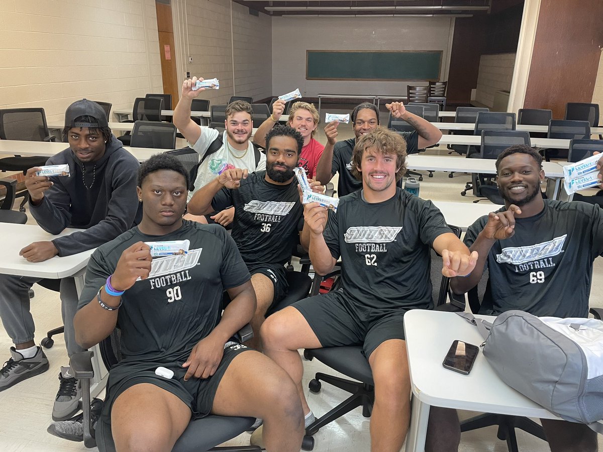 LB’s getting their pre-practice protein snack! <a href="/1stPhorm/">1st Phorm</a>
