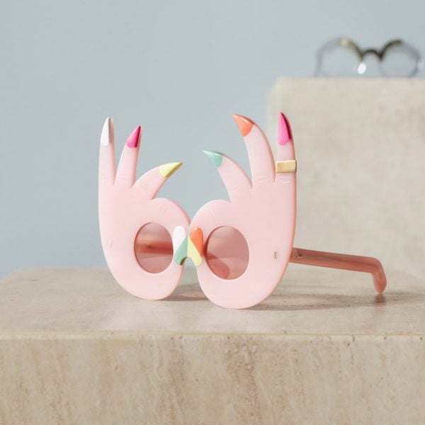 David Shrigley and Faye Toogood create quirky glasses for Cubitts auction dlvr.it/TDVH0Q