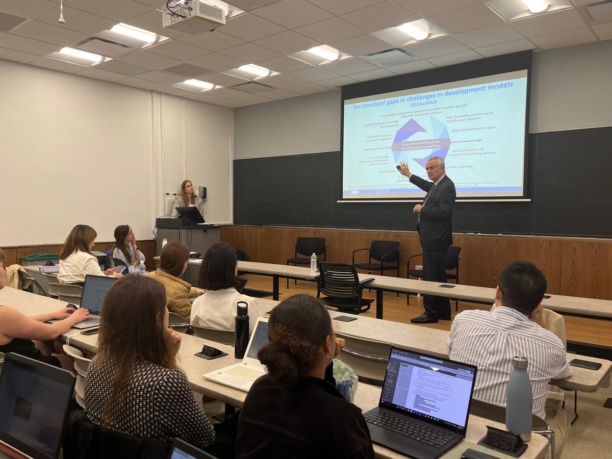 cepal_onu's tweet photo. ¿Qué hay que hacer? Proponemos 11 grandes transformaciones necesarias para crear un futuro más productivo, inclusivo y sostenible. ¿Y cómo debería hacerse? Gestionar las transformaciones no es solo una cuestión de aspectos políticos técnicos, sino de capacidades para gestionar el cambio, orientar y coordinar la acción colectiva: @JoseMSalazarX en charla a estudiantes de Universidad de @Columbia en #NuevaYork.