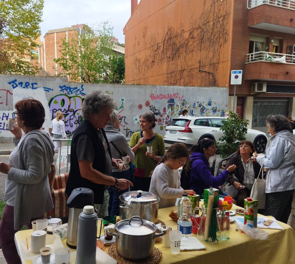 muntsabusto's tweet image. Avui hem celebrat el#PARKingDAY amb la Plataforma @CanRaventos, creant espais de convivència en llocs reservats per als cotxes. Moltes gràcies als veïns i veïnes q heu vingut a compartir una estona fent barri! 
@ParkingDay_BCN
