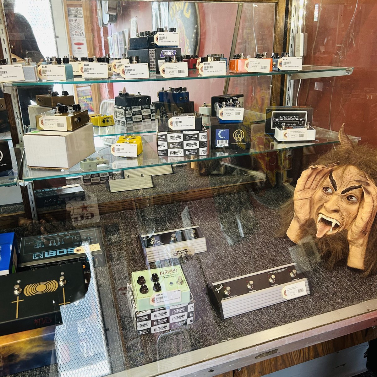 CentaurGuitar's tweet image. Dude&apos;s scoping out the Pedals in the Used Case. You should too! We&apos;re here today 11-7p. Stop on by!🎃👻
#pedals #stompbox #shoplocal #halloween #spooky #deals