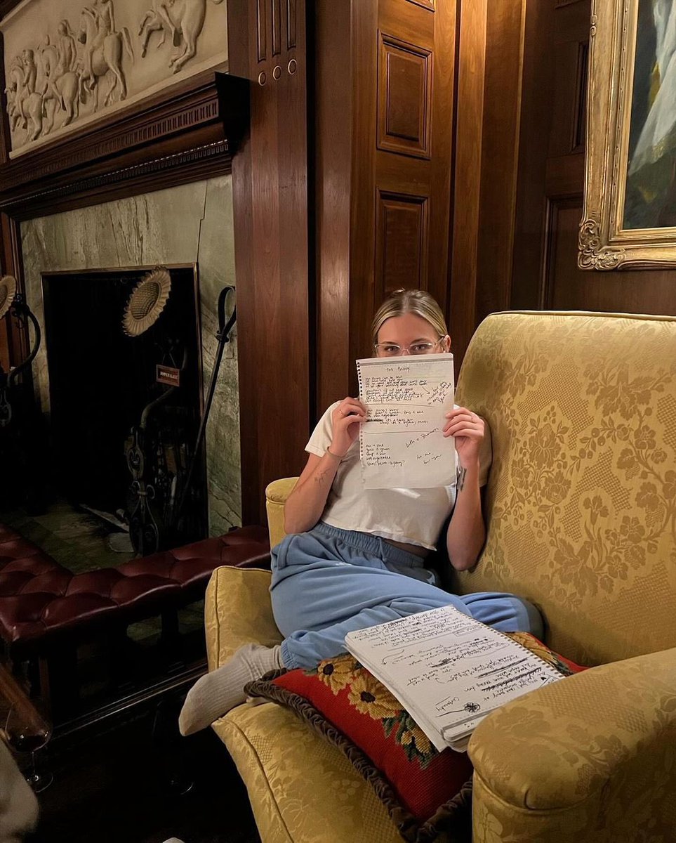 KelseaBallerini's tweet image. two things, the story of learning to break the pattern of fighting with and learning to fight for, is OUT NOW!!! i’m so proud of the heart in this song and can’t wait to play it next week at the @peopleschoice awards. OH, and the video drops TONIGHT. 🗽🌻 orcd.co/twothings