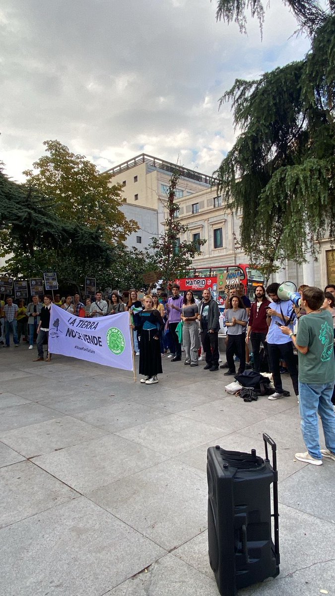 Xtincion_'s tweet image. Una vez más, nos reunimos en frente del Congreso de los Diputados, no solo pidiendo explicaciones, si no acciones y medidas REALES.
 Ya basta de dejarme la voz ante personas que se niegan a escucharnos🍃✊️🌍🔥.

#NowForFuture 
#latierranosevende
#FridaysForFuture