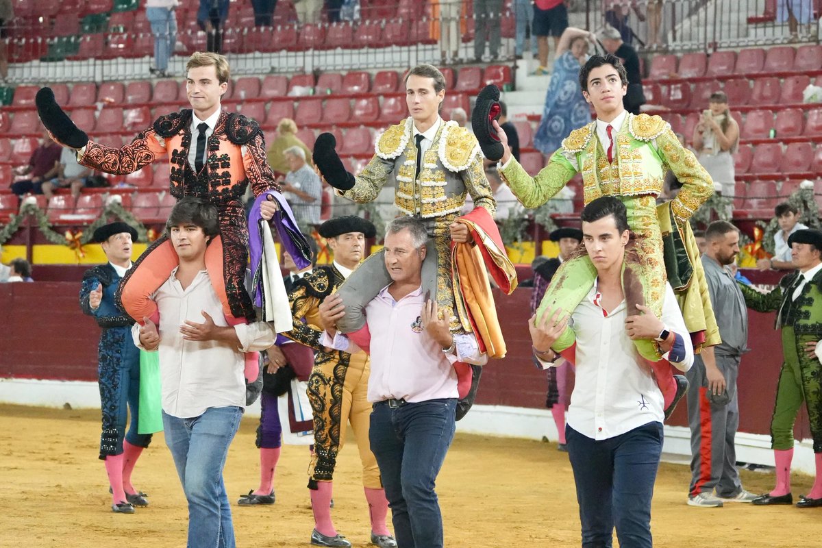 FESTEJO-. La terna a hombros en Murcia <a href="/PlazaToroMurcia/">Plaza Toros Murcia</a>  burladero.tv/festejos/2024/…