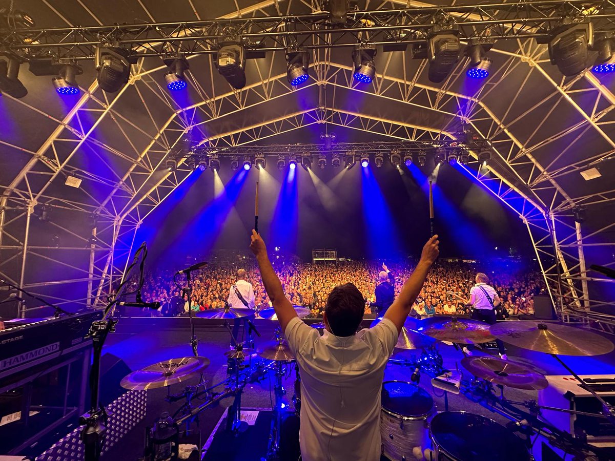 Join us in wishing <a href="/leoncavemusic/">leon cave</a> a rockin' birthday - have a great one, Leon!

Pics - Rossi’s Social Media &amp; Benny Calvert